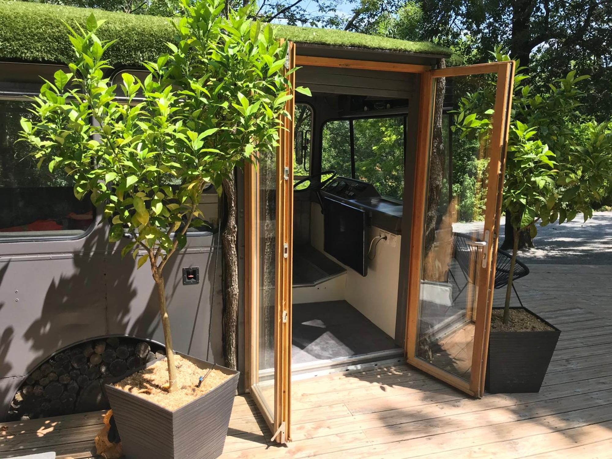 Bus Atypique Au Bord Du Canal Du Midi Et Au Coeur D'Une Foret 2 Chambres Villepinte  Bagian luar foto