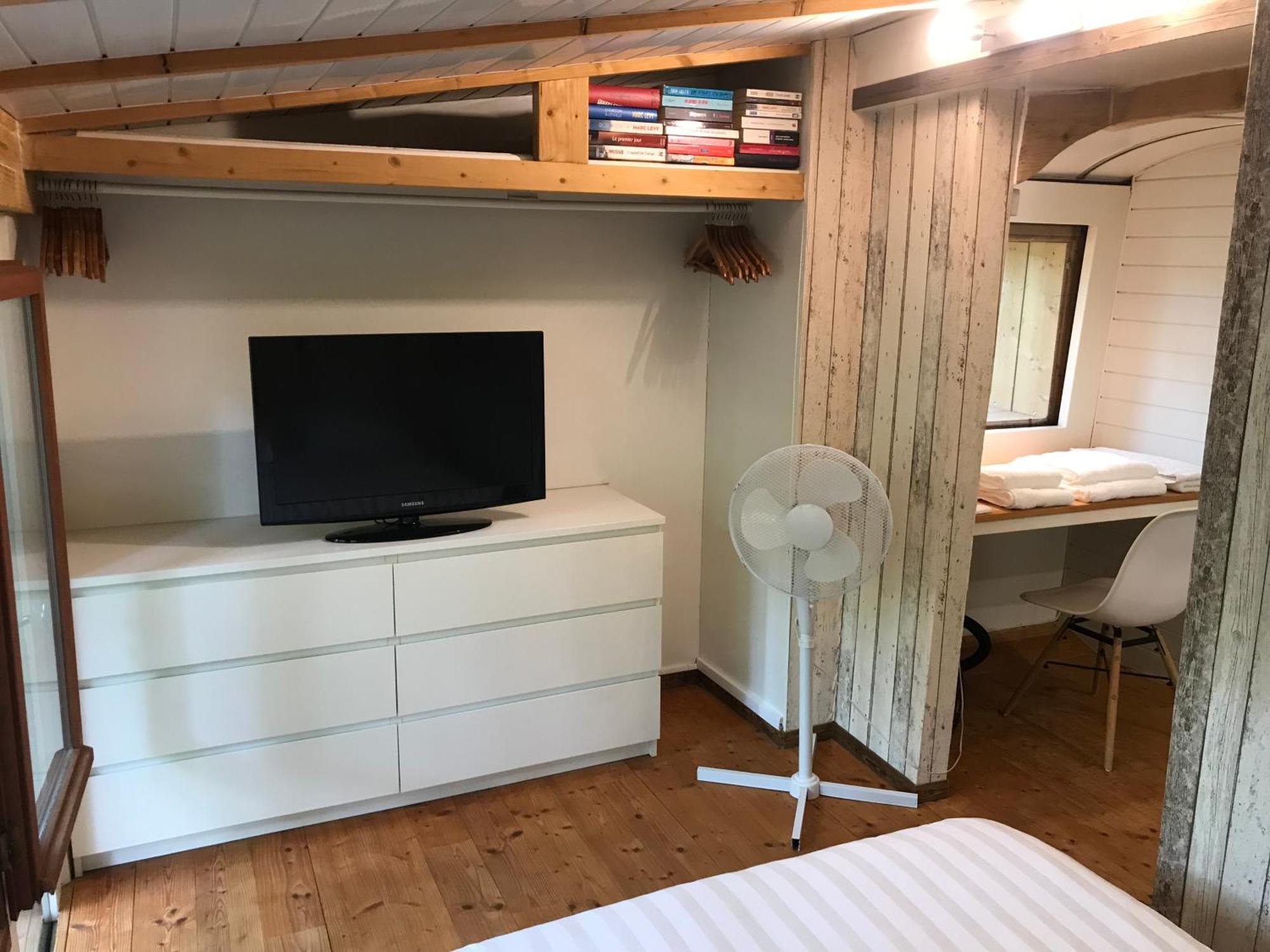 Bus Atypique Au Bord Du Canal Du Midi Et Au Coeur D'Une Foret 2 Chambres Villepinte  Bagian luar foto