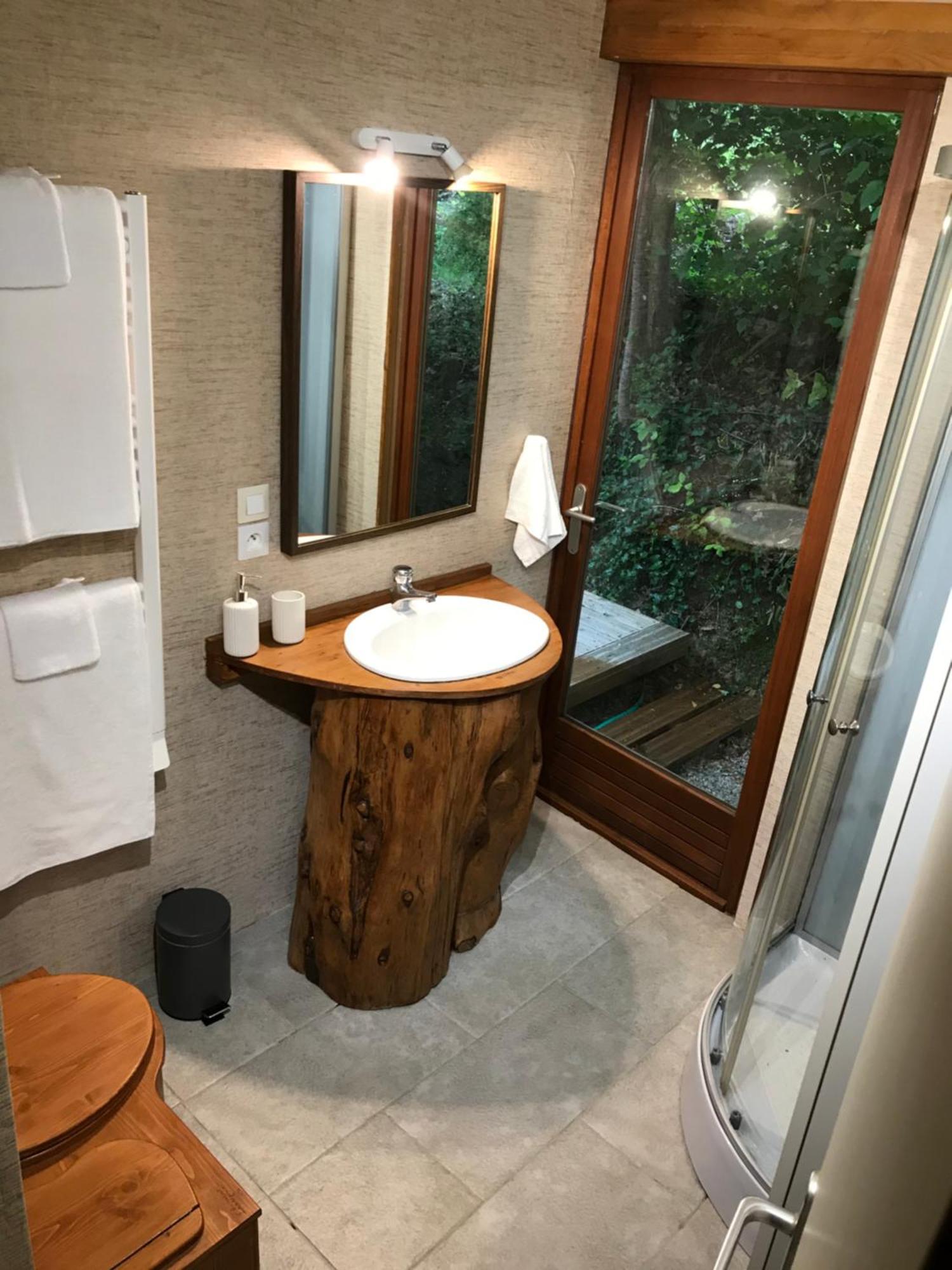 Bus Atypique Au Bord Du Canal Du Midi Et Au Coeur D'Une Foret 2 Chambres Villepinte  Bagian luar foto
